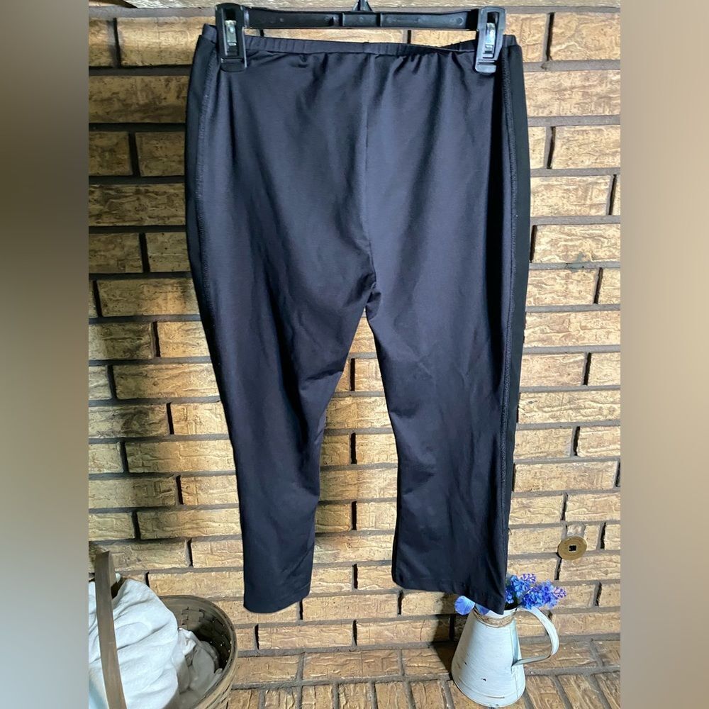 Black Nike below the knee leggings‎